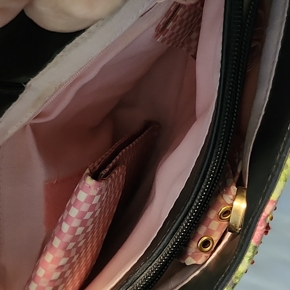 Bueno Shoulder Bag. (39) - Picture 9 of 13
